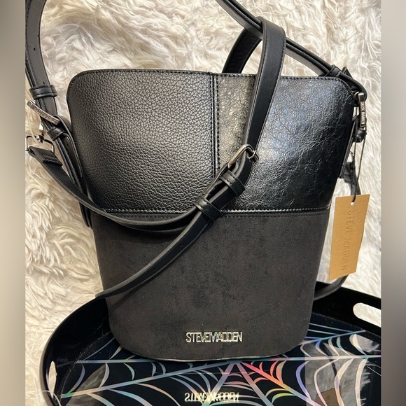🖤🔥NWT- STEVE MADDEN STUNNING FAUX SUEDE AND LEATHER BCLARAA BUCKET BAG🔥🖤 - Picture 4 of 17
